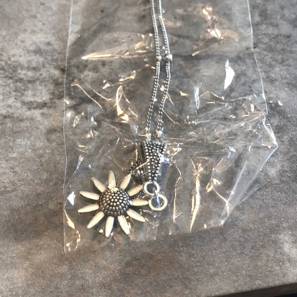 Boho Flower Necklace - Picture 7 of 8